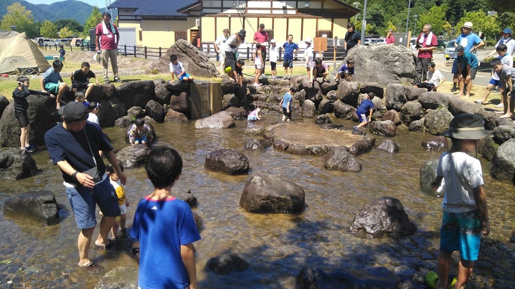 いわなのつかみ取りを楽しむ子どもたち