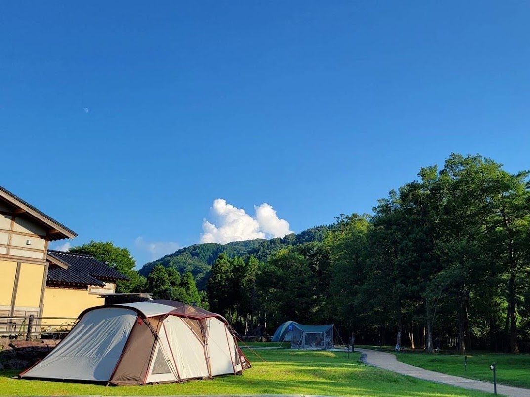 白山吉野オートキャンプ場の芝生サイトと山並み