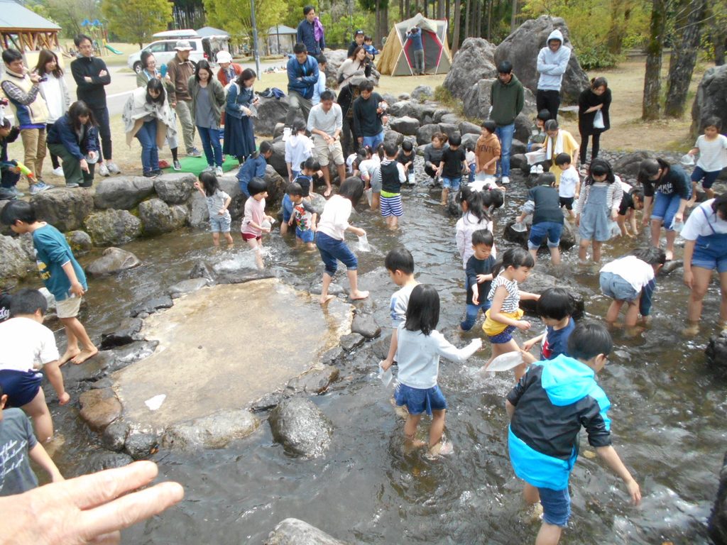 徒渉池でいわなをつかまえる子どもたち